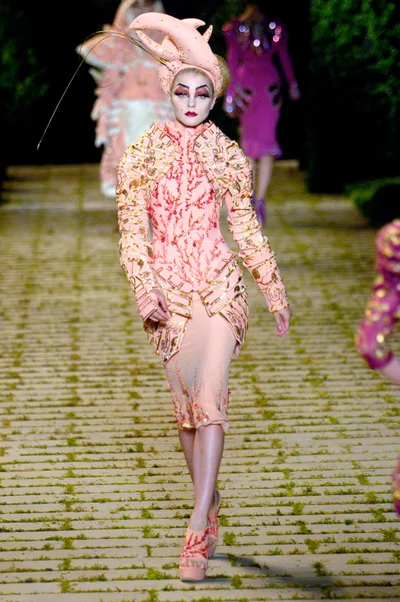 Look 16